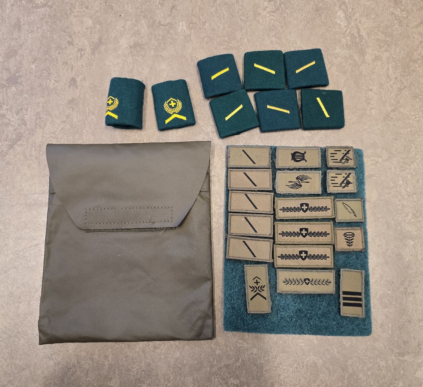 Schweizer Armee Plaketten & Abzeichen: Badge armée Suisse avec pochette – Neu (gemäss Beschreibung) aus Saxon von trapmal_tcg