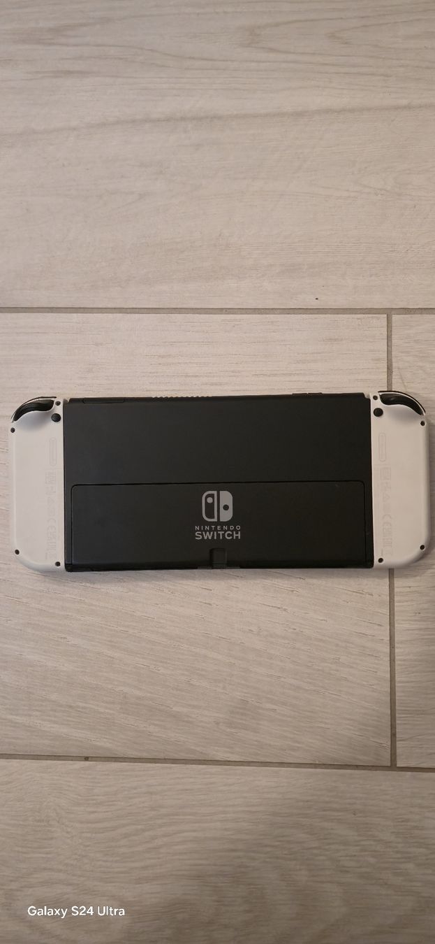 Nintendo Console: Nintendo Switch OLED+zelda pro Controller und noch ein Spiel – Usato da Trachslau venduto da ek40 1