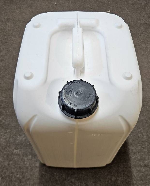Autres accessoires p. véhicule: 5 Kunstoffkanister 25l – D'occasion à Henau par Telesto