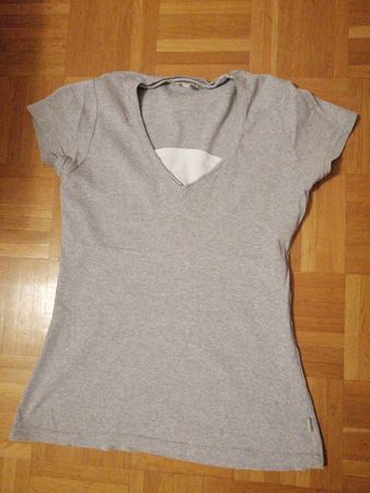 Graues T-Shirt mit tiefem Ausschnitt Gr. 38