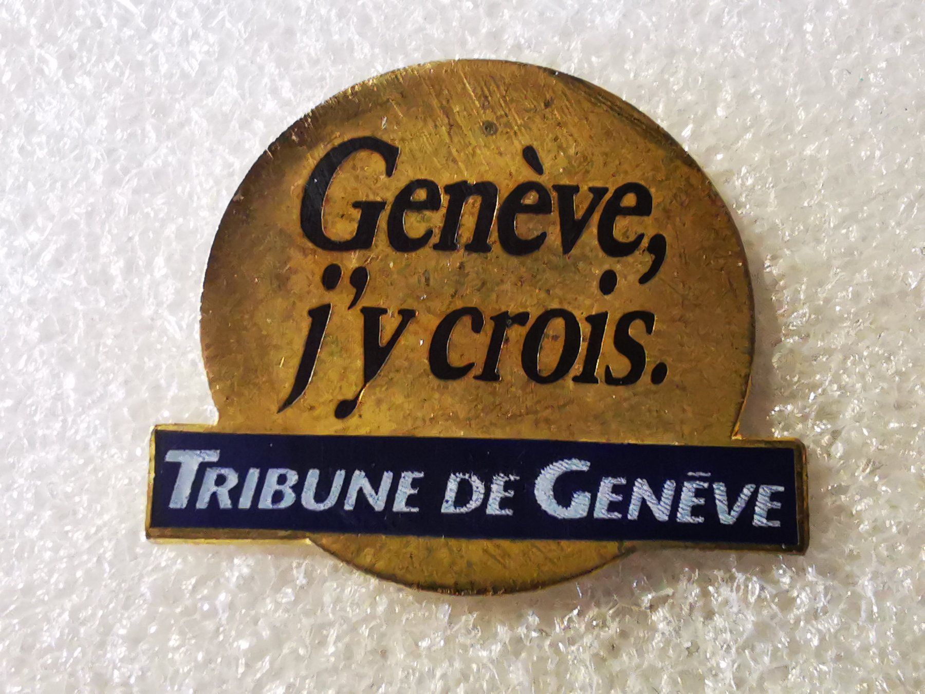 Plaketten & Abzeichen: Ansteckpin 150: Tribune de Geneve – Gebraucht aus Oppligen von Pin-Fall-Shop