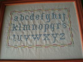 Alphabet brodé au point de croix