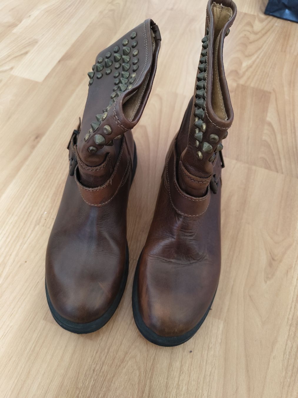 Damenschuhe: Stivaletto in pelle con borchie  – Gebraucht aus Biasca von val_camo93 1