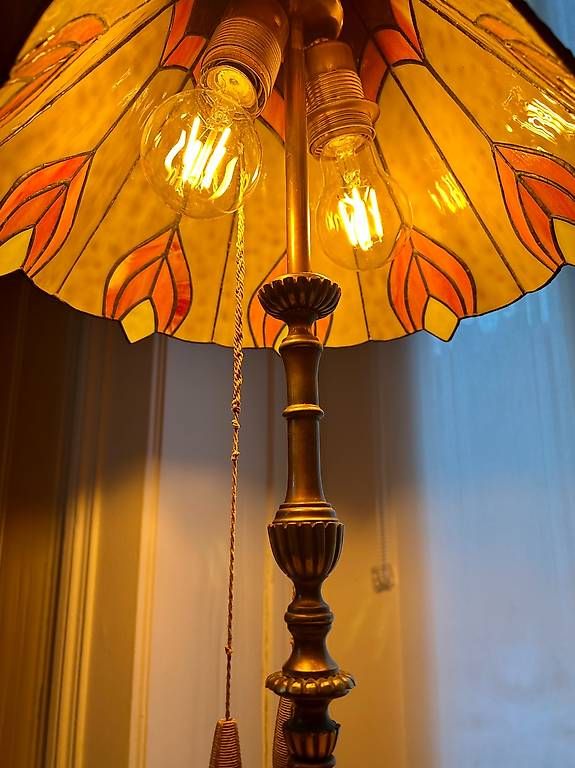 Lampen: Tiffany Tischlampe mit massivem Messingständer  – Gebraucht aus St. Gallen von matasurf 1