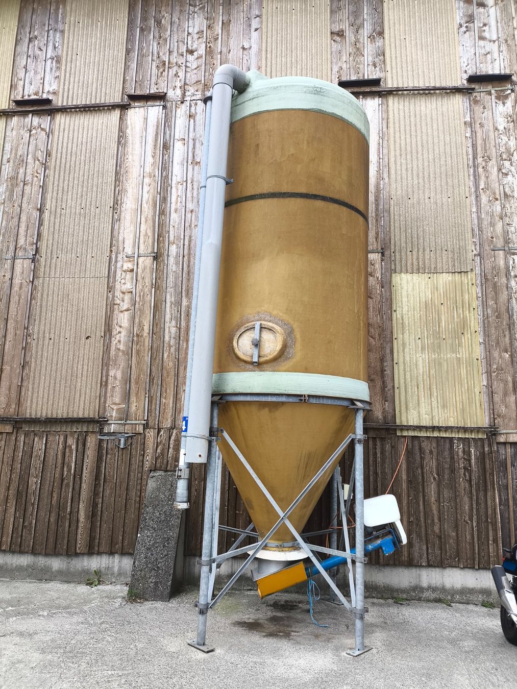 Mangimi: Futtersilo / Kraftfuttersilo (GFK / Glasfaser) mit Elevator – Usato da ruswil venduto da johnwyser 1