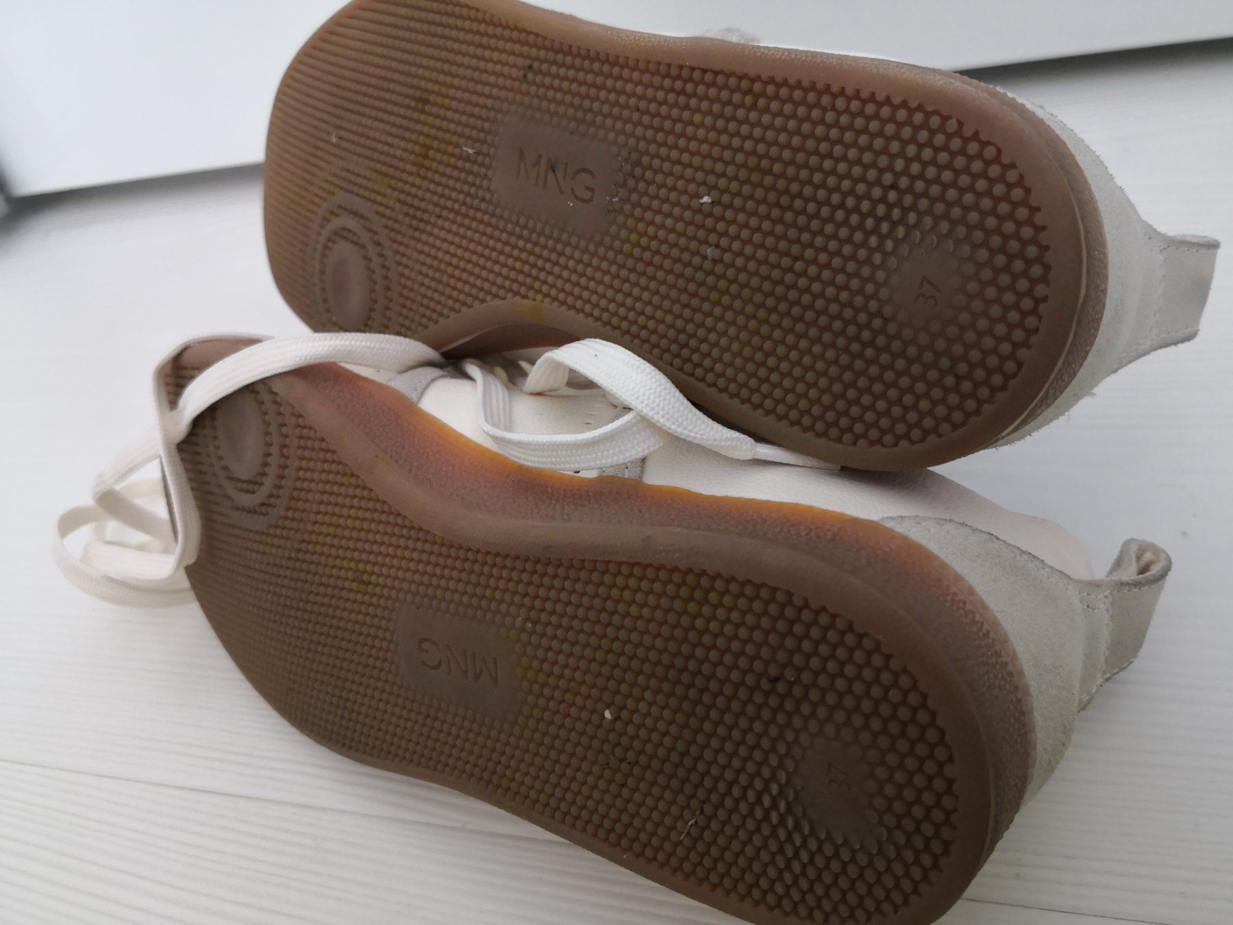 Mango Damenschuhe: 🤩MANGO SNEAKER WEISS DURCHGELAUFEN – Gebraucht aus Olten von Naja-Twins-Twins 9