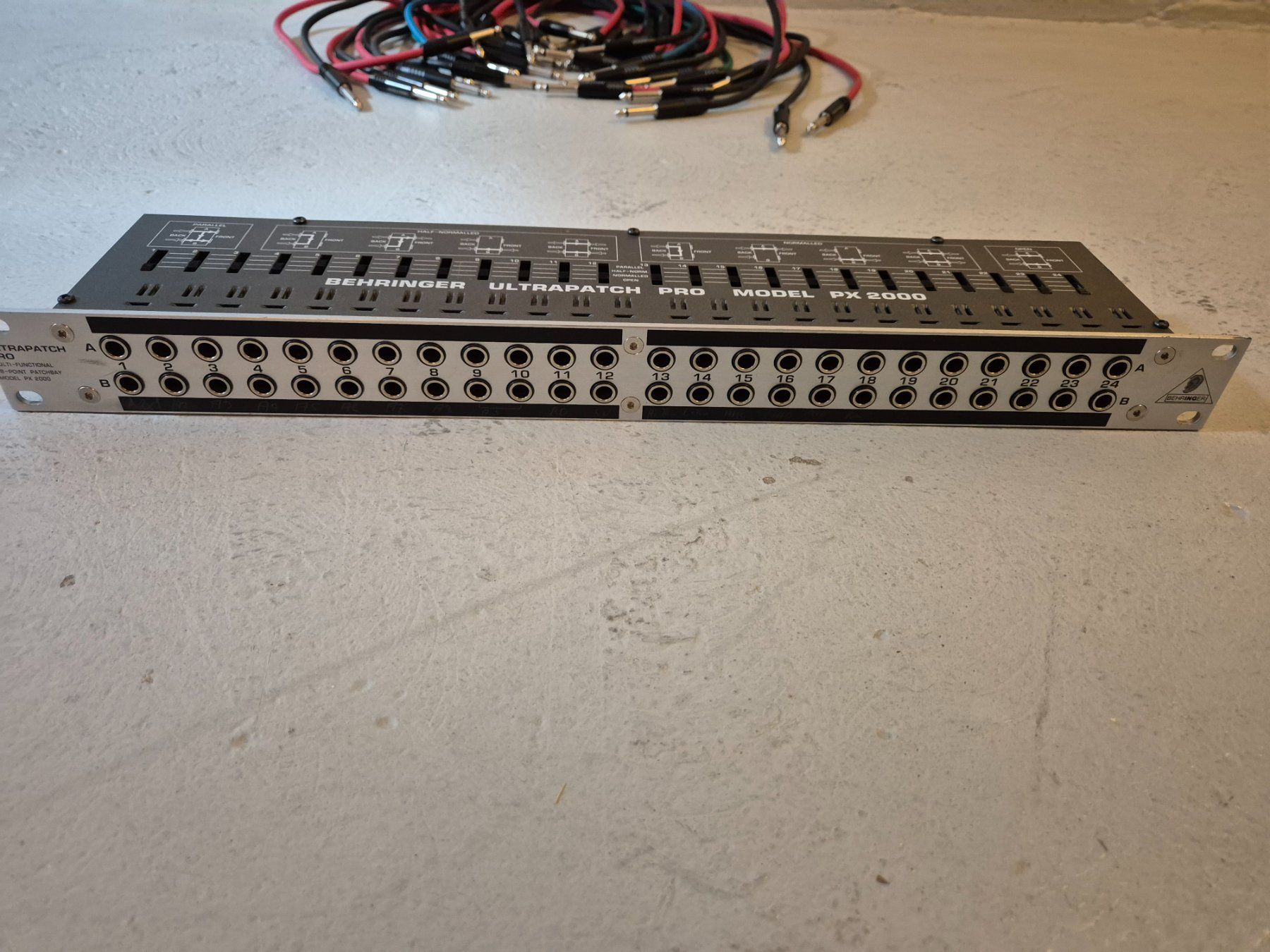 Behringer Platines de mixage: Behringer Ultrapatch Pro PX2000 Patchbay Set inkl. 21 Kabel – D'occasion à Zuerich par Thrah 2