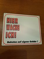 Warnschild - Hier wache ich! Betreten auf eigene Gefahr!