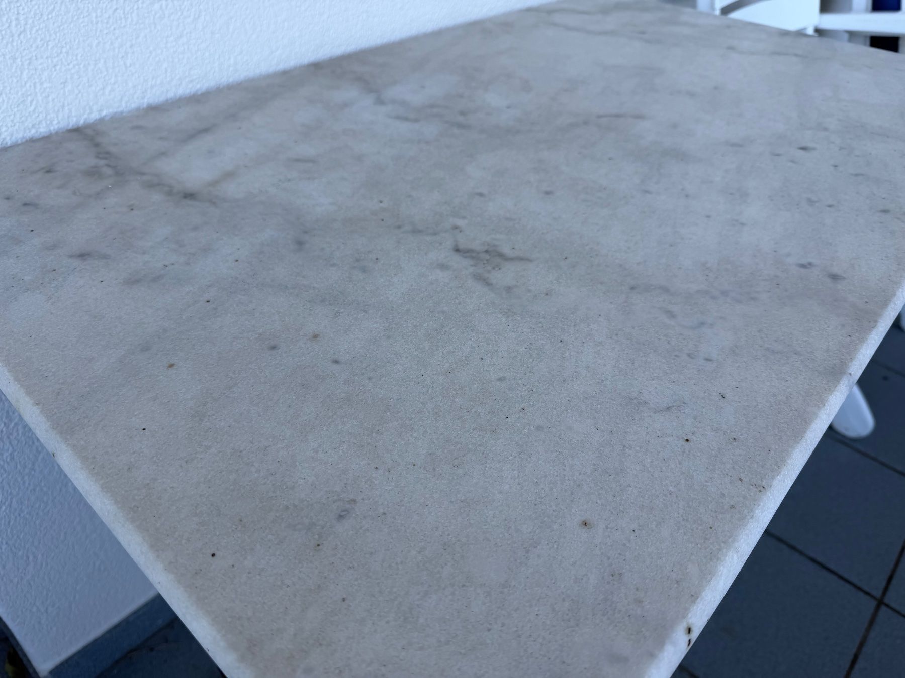 Tavoli: Balkontisch mit Marmor-Platte und Metallfuss – Usato da Grosswangen venduto da Swisslue 1