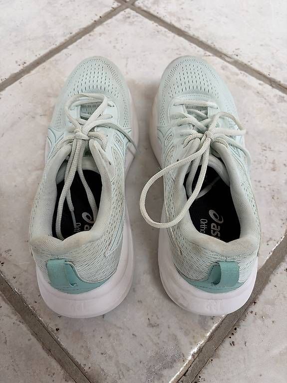 Chaussures femmes: ASICS Ortholite Damen Gr. 42 – D'occasion à Schönenberg ZH par Helicase 2