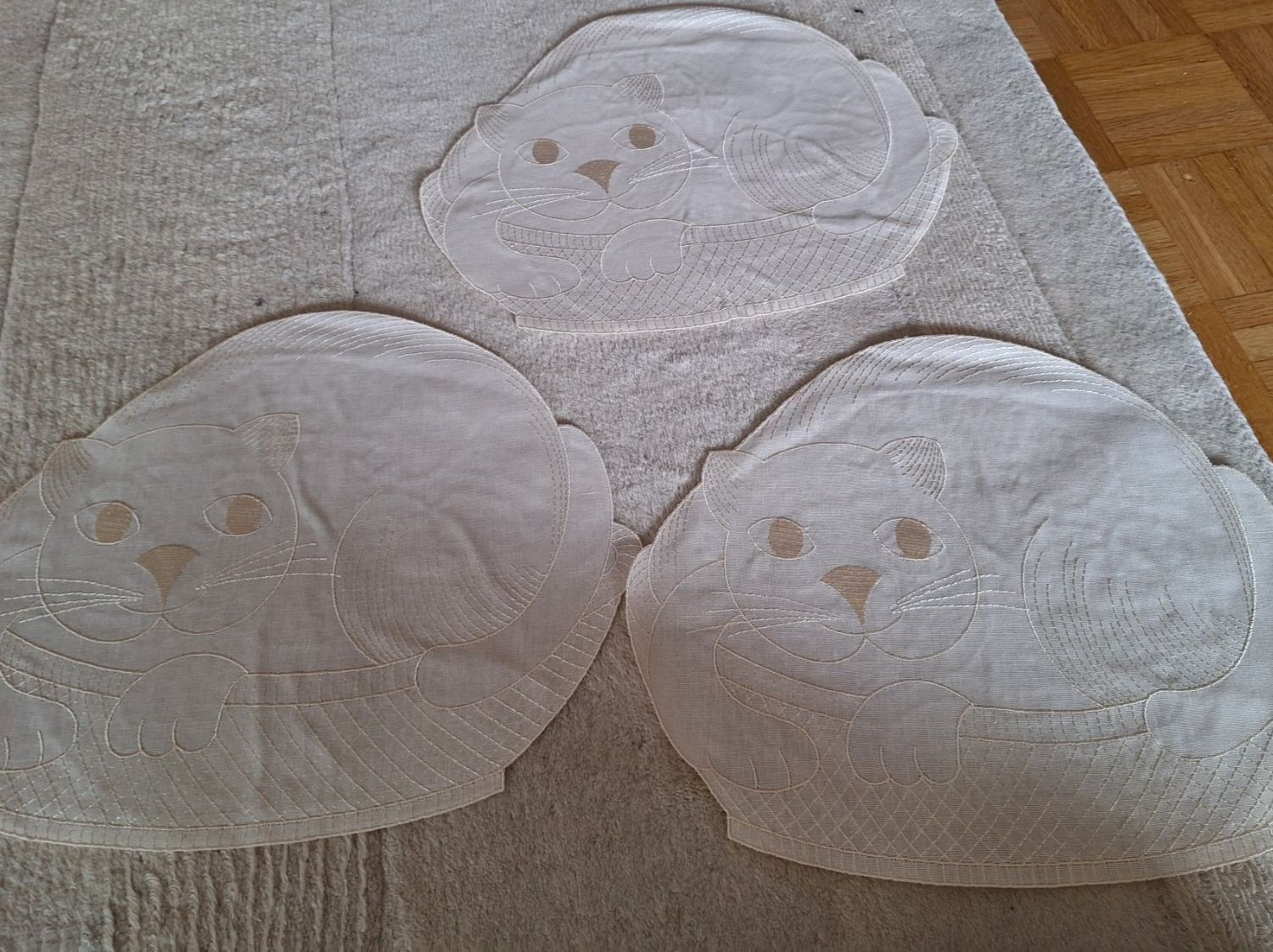 Set di tavolo e panche: 3er Set süsse Katzen-Tischdeckchen – Usato da Münchenstein venduto da soistes