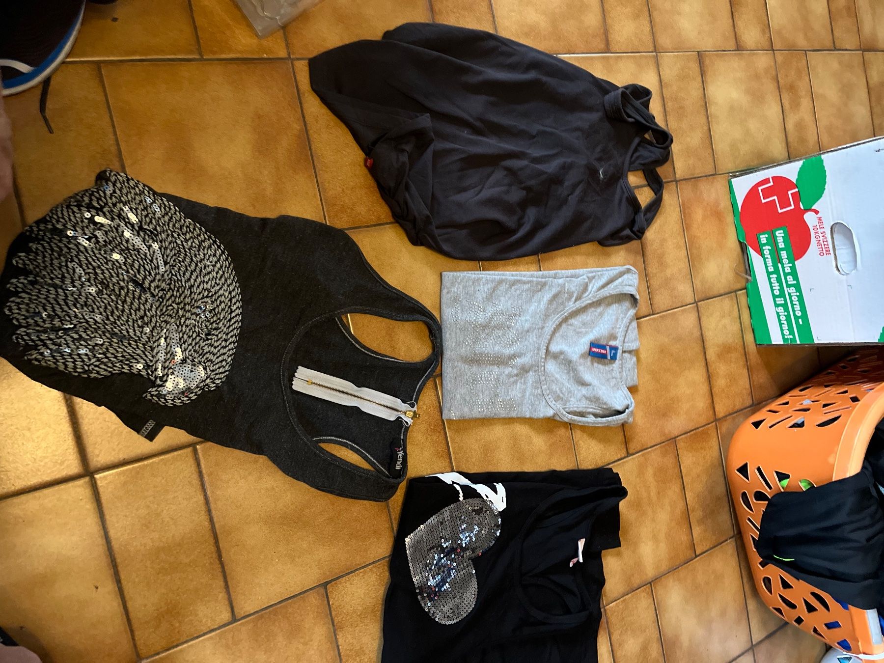 Top: Lot 4 débardeurs Taille L maman – Usato da Veyrier venduto da kimedovapa