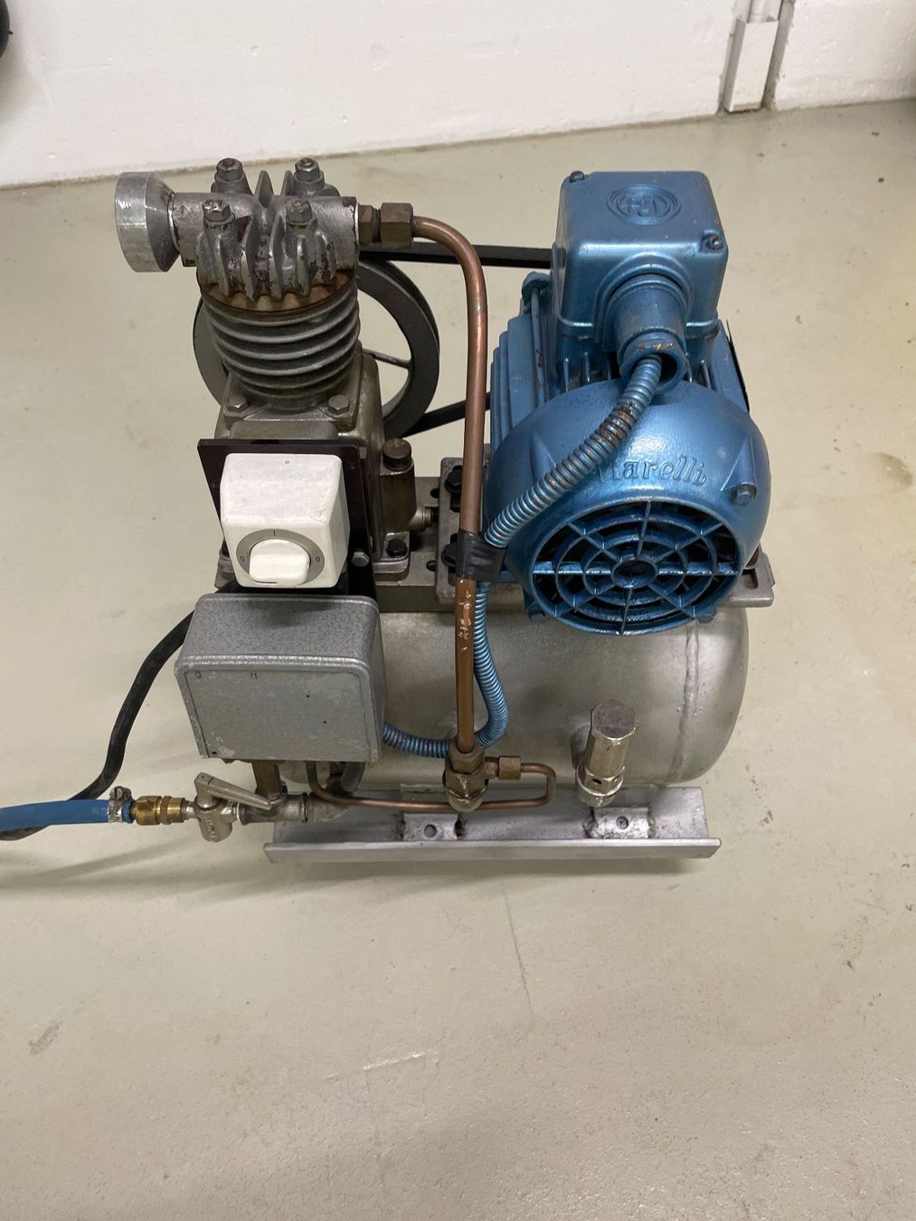 Compressori: Kompressor Motor 380 V auf vier Lenkräder Lenkrad – Usato da Giebenach venduto da Toto222