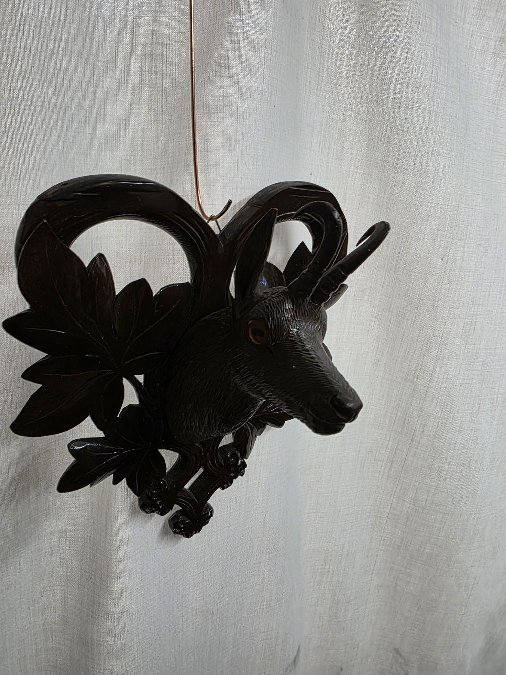 Tutte le decorazioni: Wanddeko: Geschnitzter Steinbock Kopf mit Ahornlaub – Usato da Wolfertswil venduto da Antiko 6