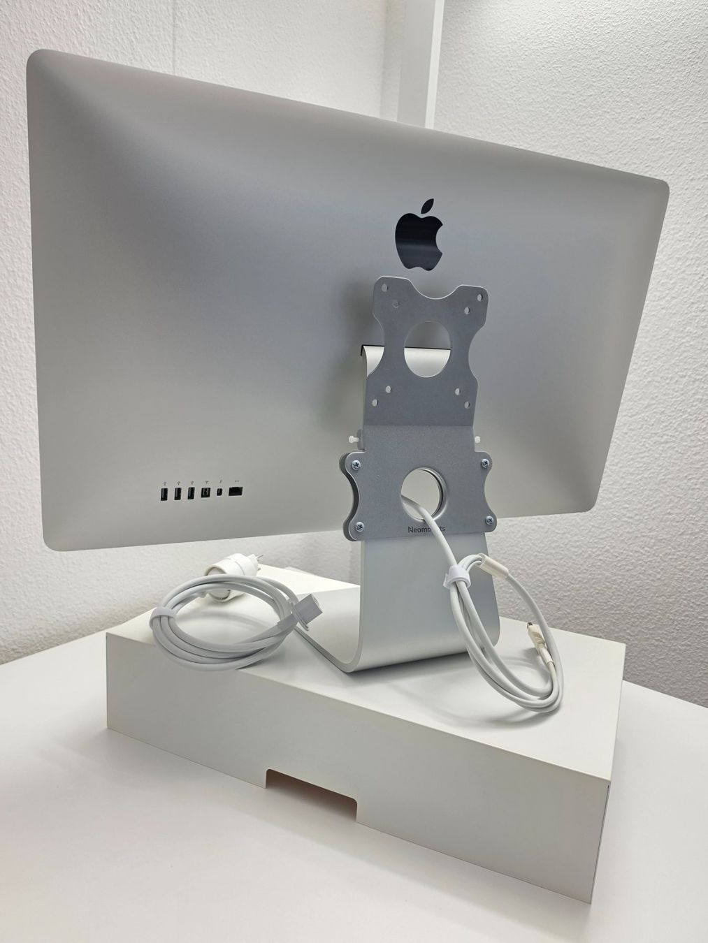 Apple Monitore: Apple Thunderbolt Display 27" mit VESA & USB-C Apple Adapter – Gebraucht aus Wettingen von dia_hv56 5