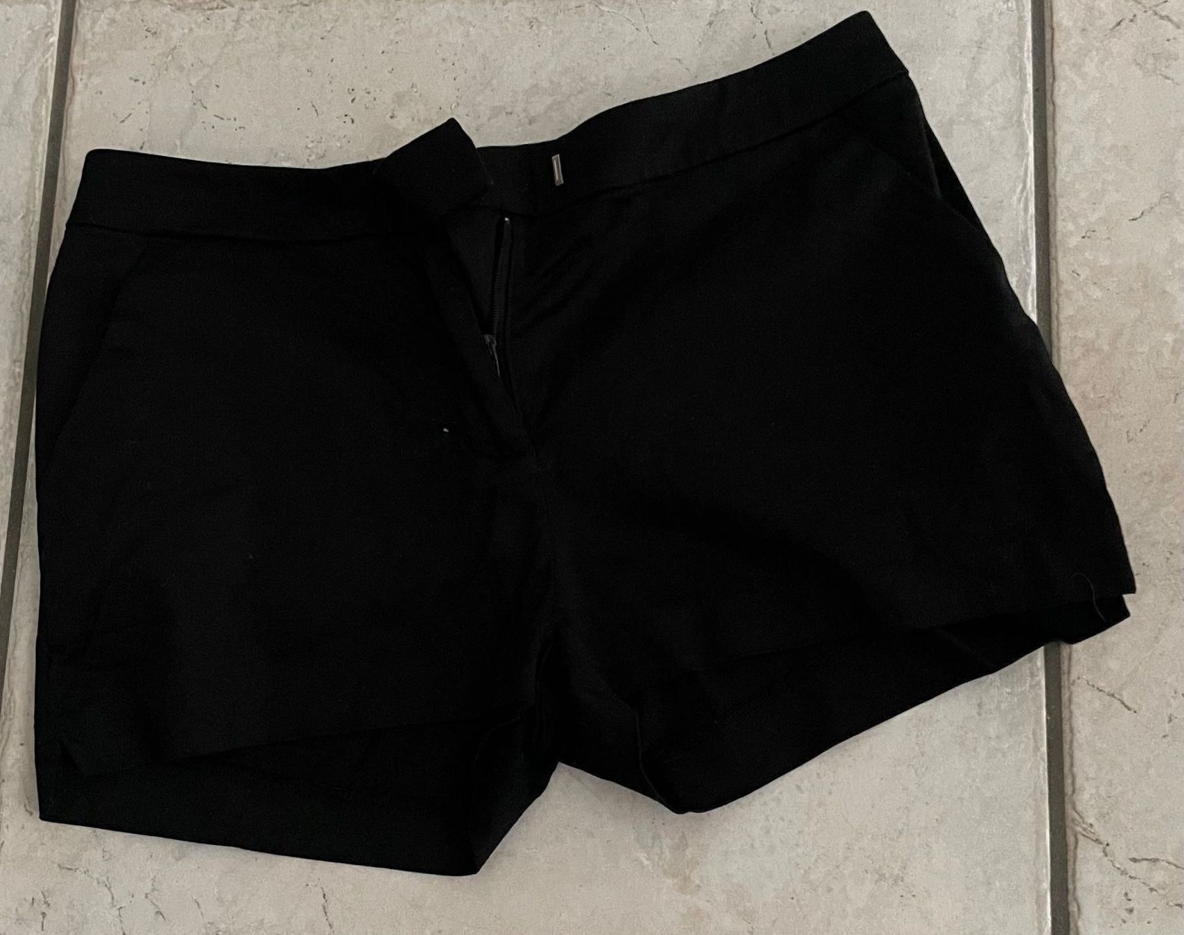 H&M Pantaloni: Schwarze Shorts – Usato da Zürich venduto da Mumpfi9