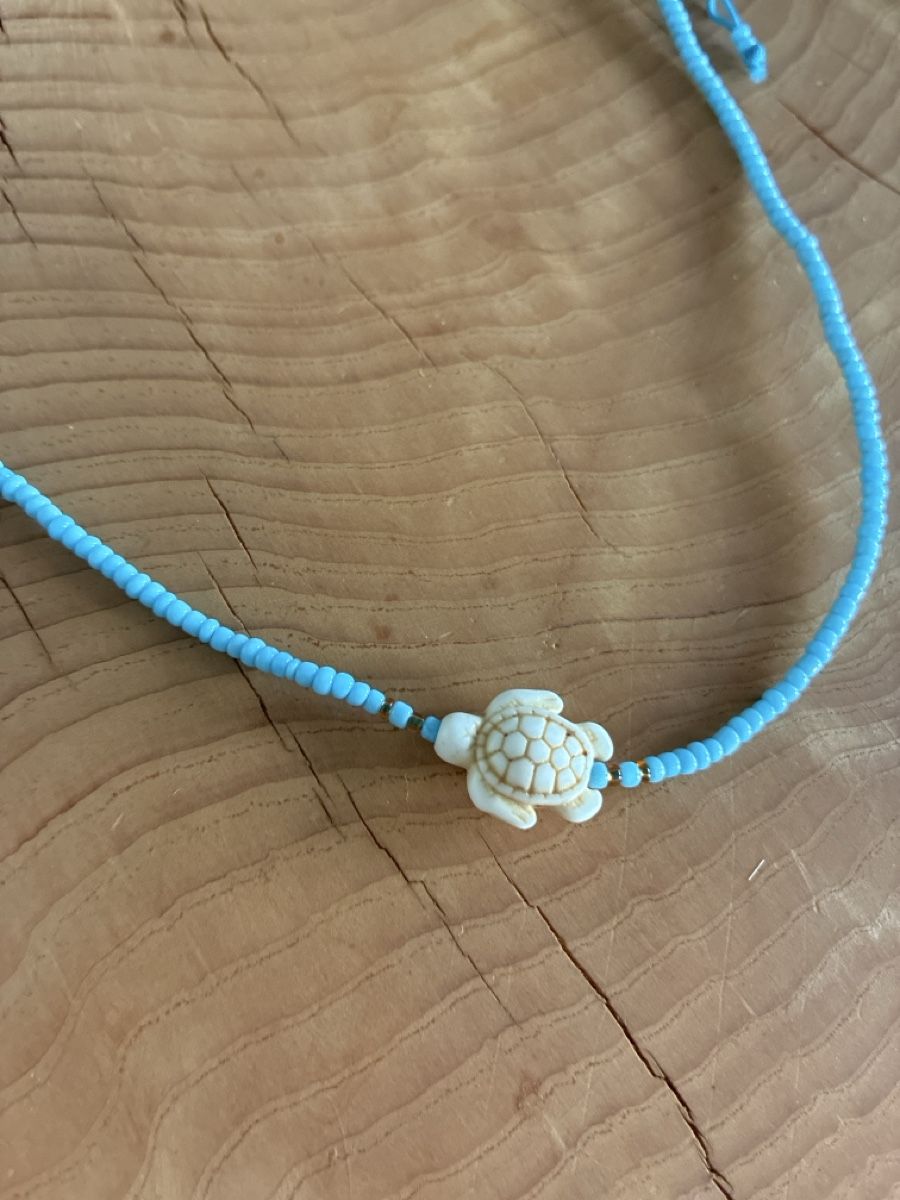 Catenine: Beaded necklace light blue with turtle charm used – Nuovo e nell'imballaggio originale da Zürich venduto da and_bbr2 2