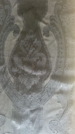 Écharpe en soie noire à motif jacquard avec franges