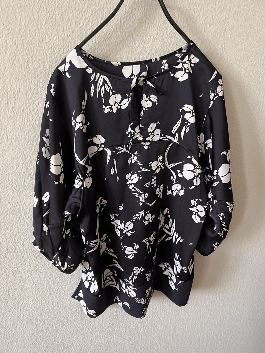 High Camicette: Bluse HIGH, Gr. 34, schwarz mit weissem Blumenprint – Usato da Solothurn venduto da Brini06 2