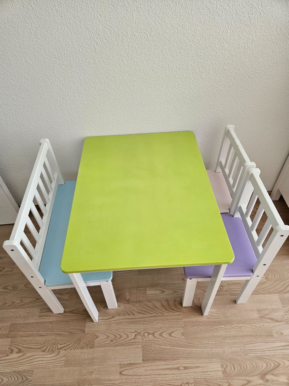 Set di tavolo e panche: Kindertisch mit 2 Stühlen und einer Bank – Usato da Unterägeri venduto da Sleepbear