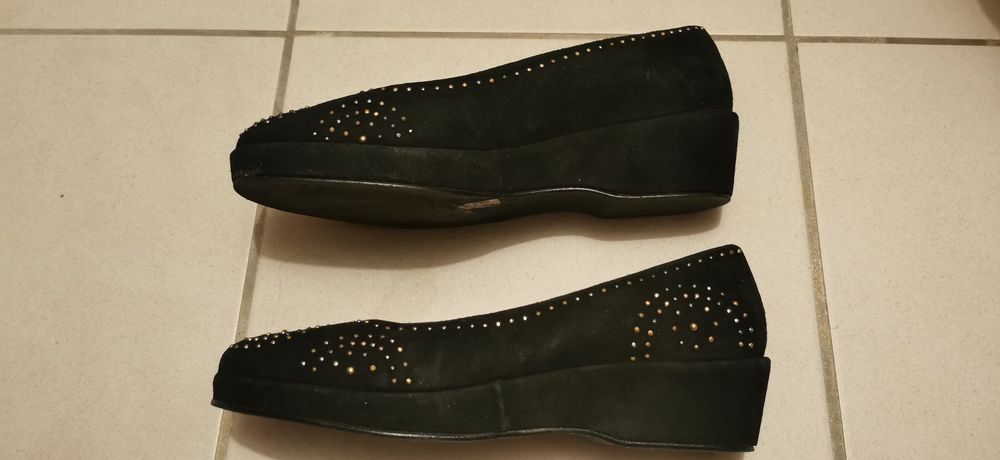 Jolies chaussures basses en daim noir. Neuves. P. 38 4