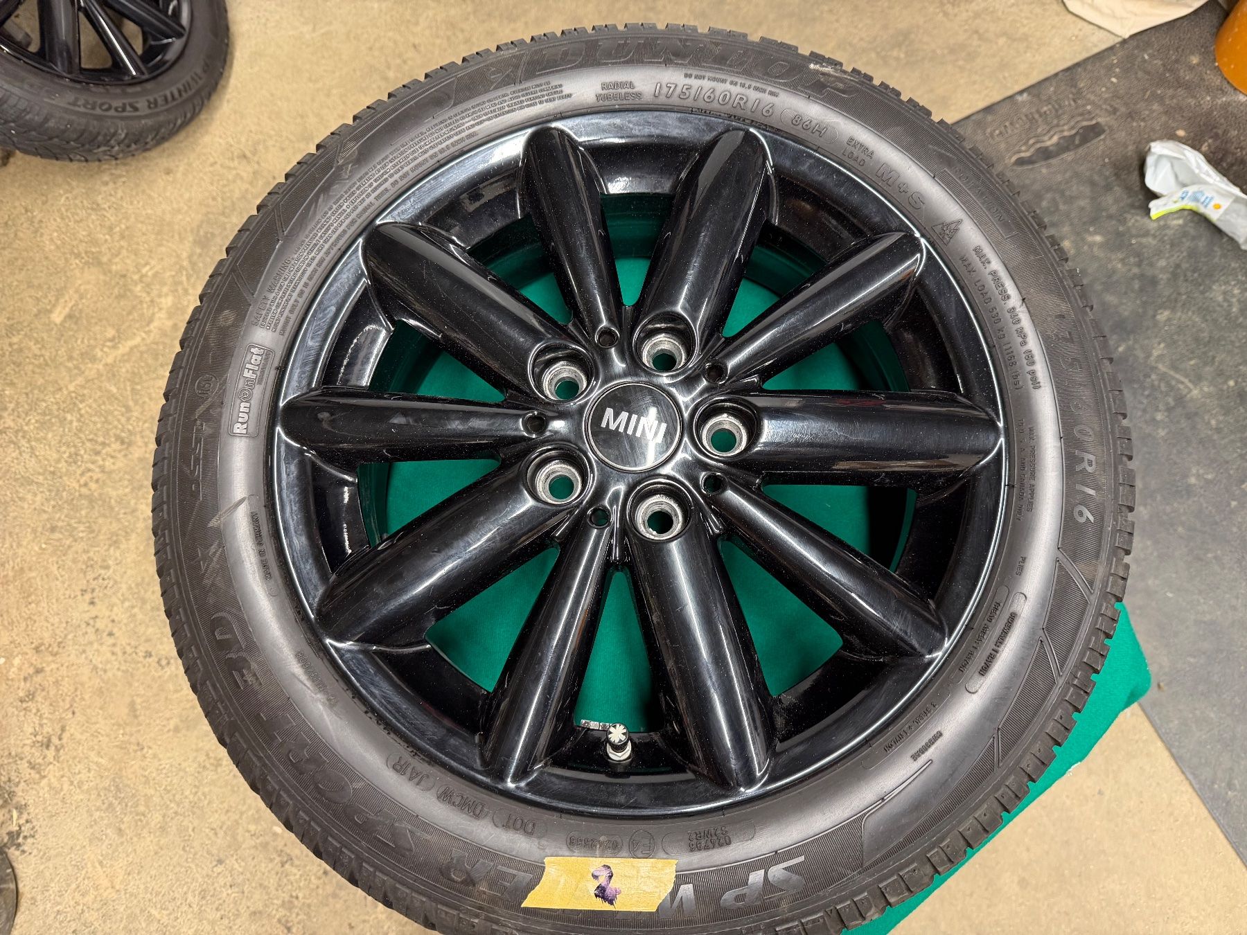 Cooper Cerchioni: Mini Cooper S 3 door Komplett Räder – Usato da Langenbruck venduto da Baerenwiler 3