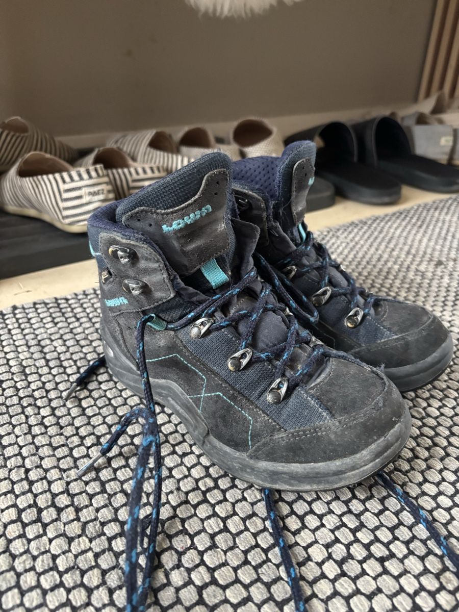 Lowa Scarpe per ragazzi: Lowa Wanderschuhe Kinder Grösse 33 blau – Usato da Jona venduto da Passionfruita 2