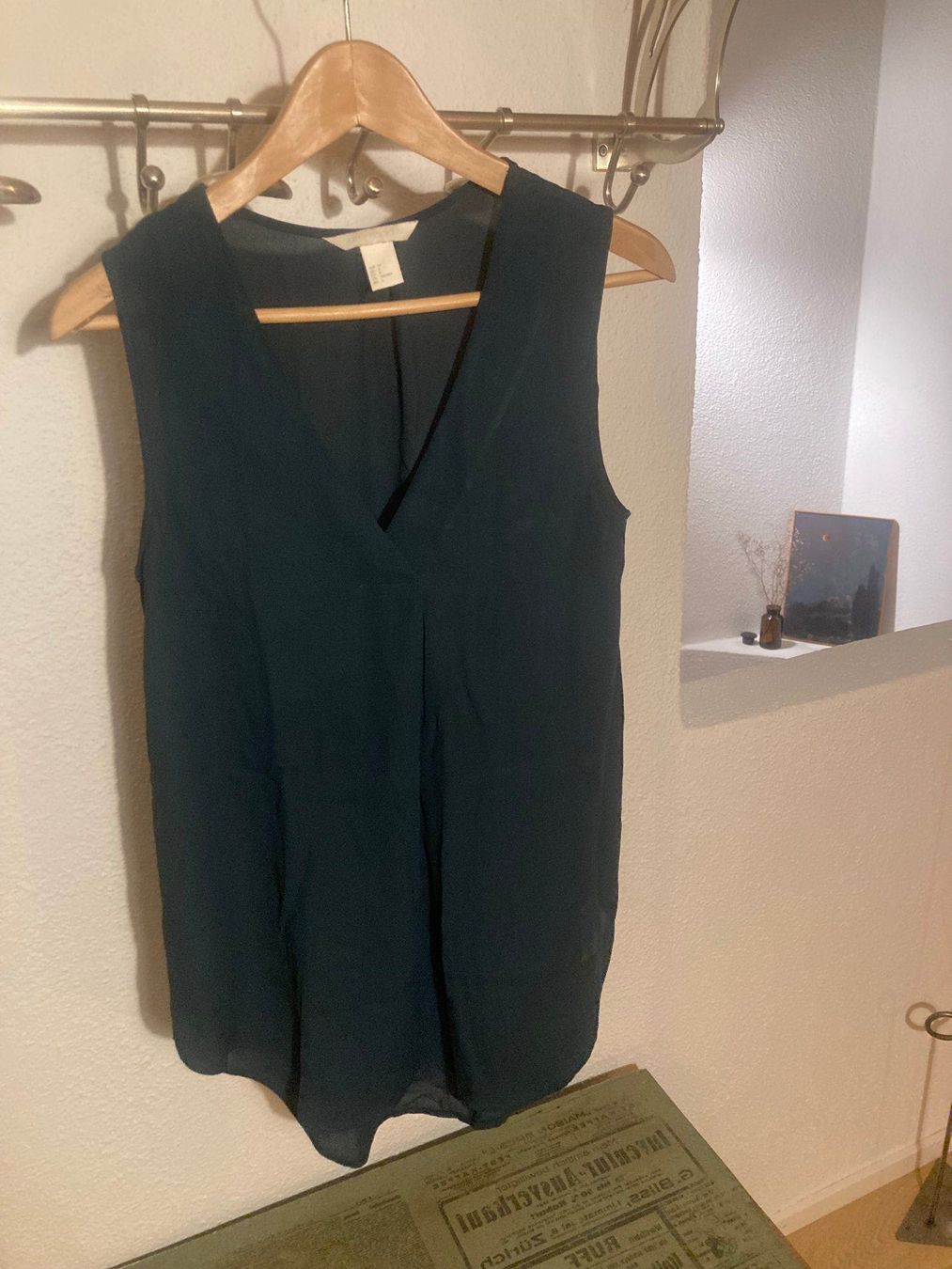 Blusen: Leichte Sommerbluse ärmellos dunkelgrün – Gebraucht aus Winterthur von Capriice