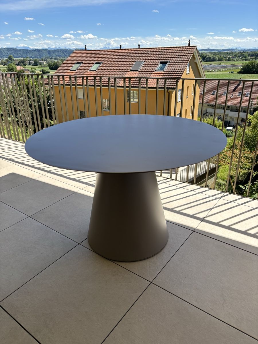 Tavoli: Table de jardin beige ronde 120cm – Nuovo e nell'imballaggio originale da Gampelen venduto da dbellenot