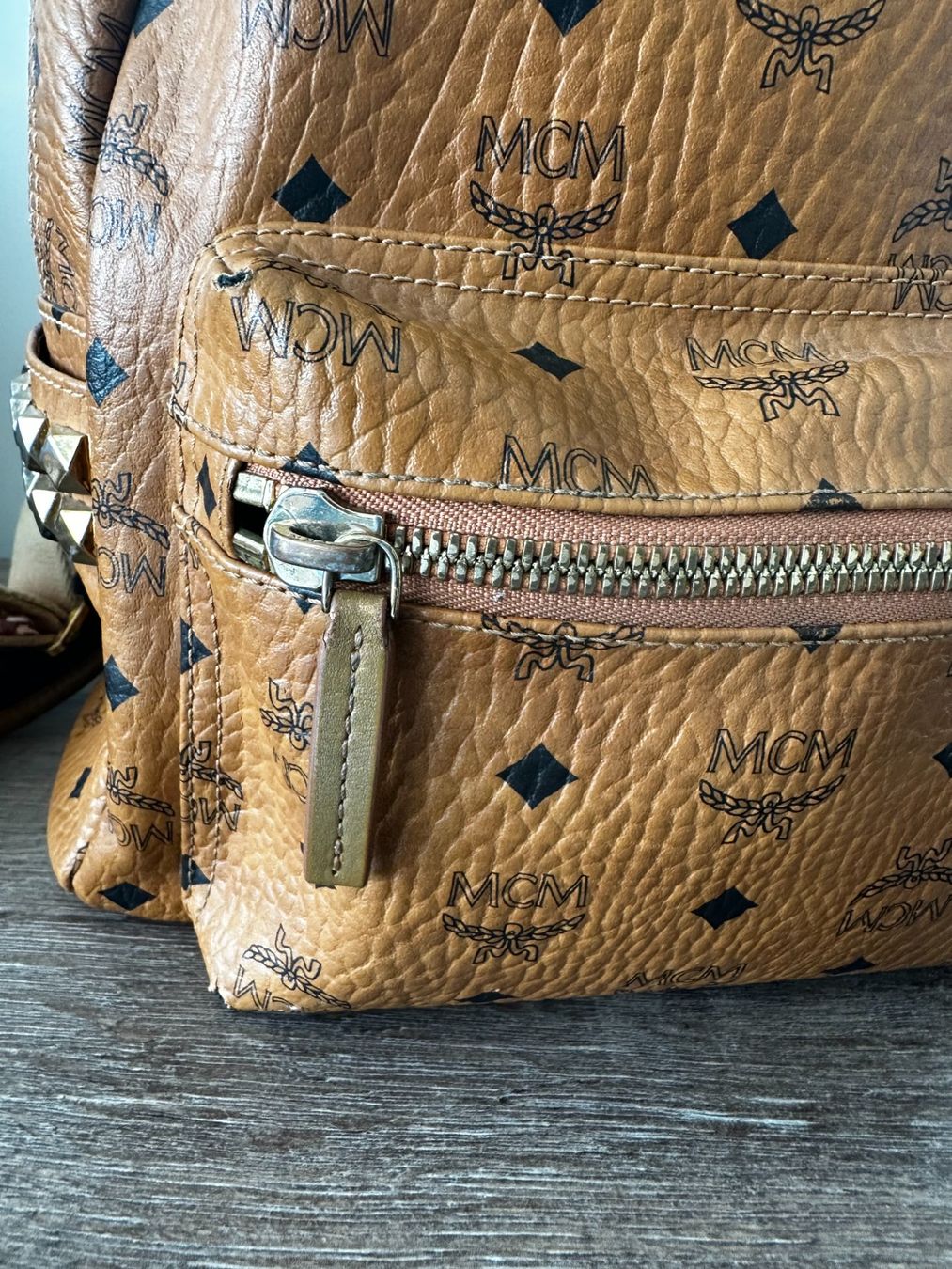 Mcm Sacs à dos: Original MCM Stark Medium Rucksack Cognac Visetos mit Nieten – D'occasion à Mühlethal par sarah-davide 4