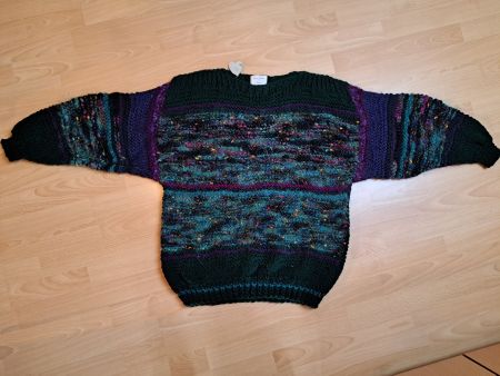 Mehrfarbiger Wollpulli dunkelgrün/seegrün/violett.