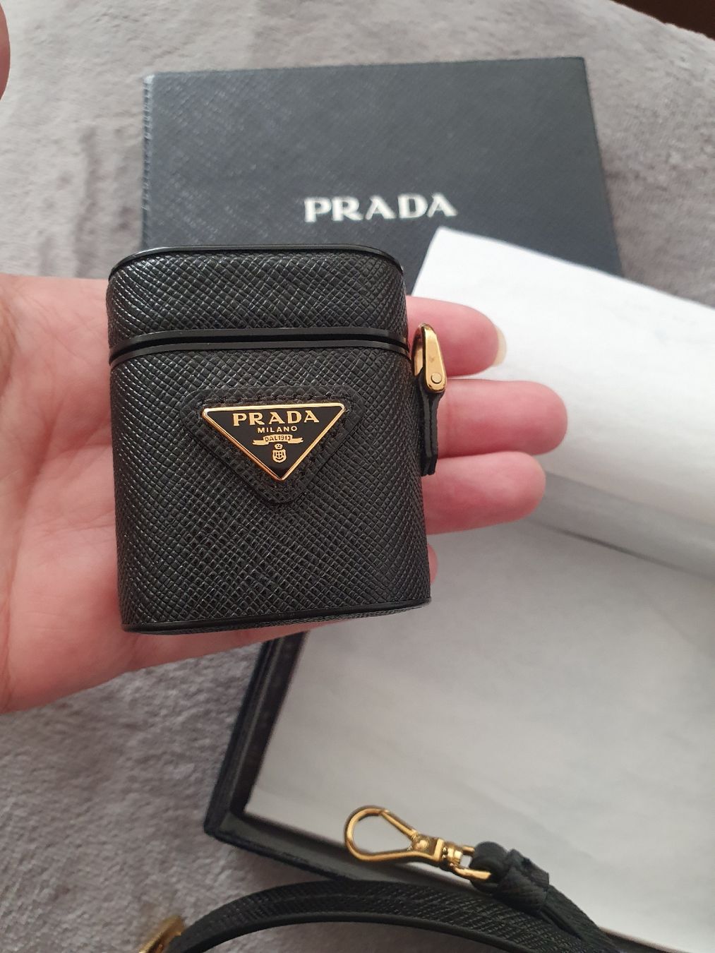 Prada Borse: Authentic Prada Airpods Pro Case Black Leather – Nuovo (secondo la descrizione) da Klingnau venduto da Soldekorarte 2
