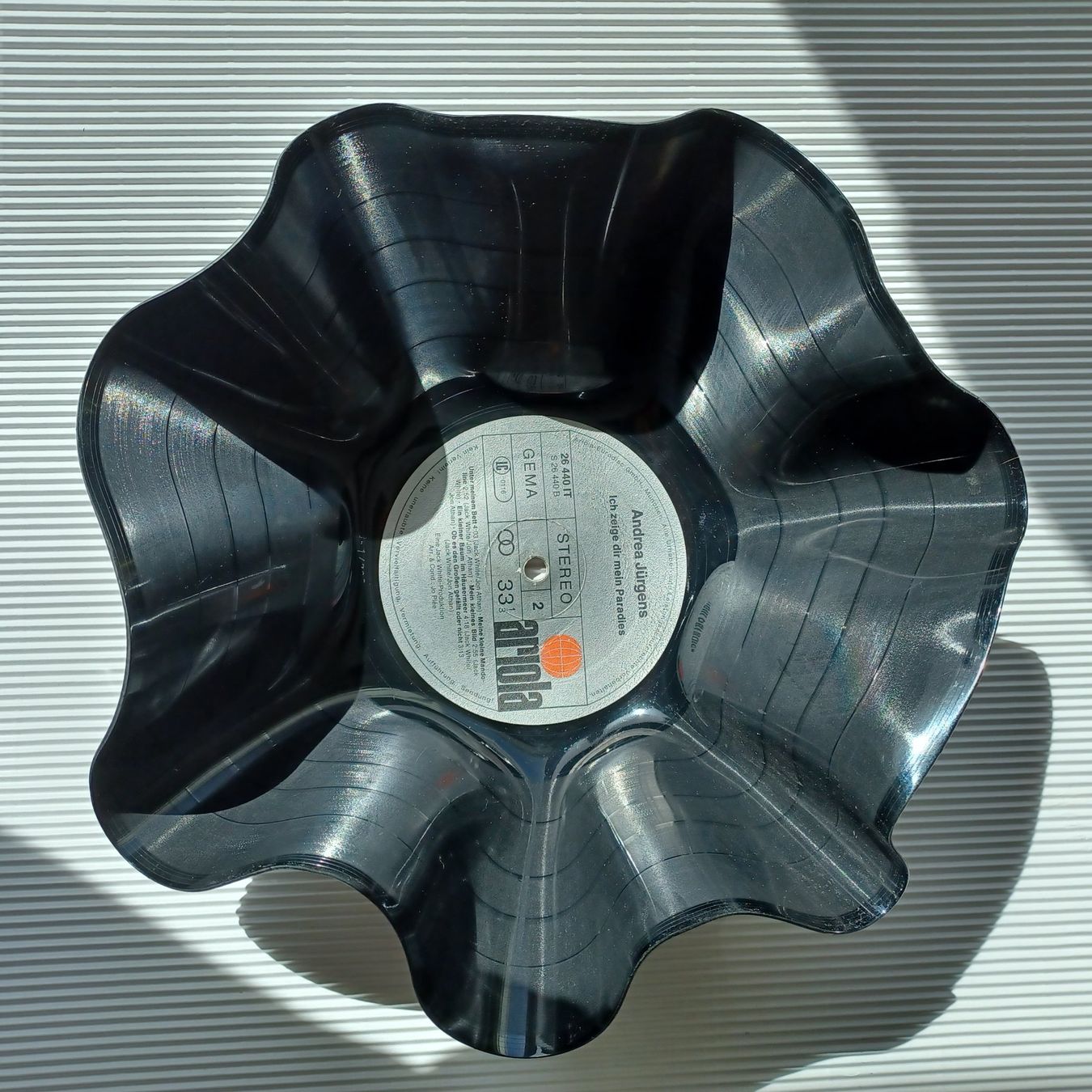 Dischi in vinile: PLATTENSCHALE aus echter Vinyl Schallplatte. – Usato da Zürich venduto da Bellabo