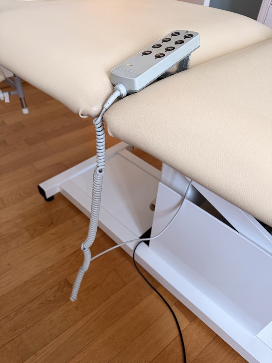 Fauteuils de soin: Elektrische Massageliege – D'occasion à Weiningen ZH par artofalps01 3