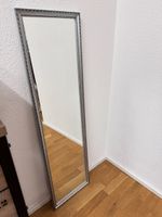 Wandspiegel mit silbernem Rahmen