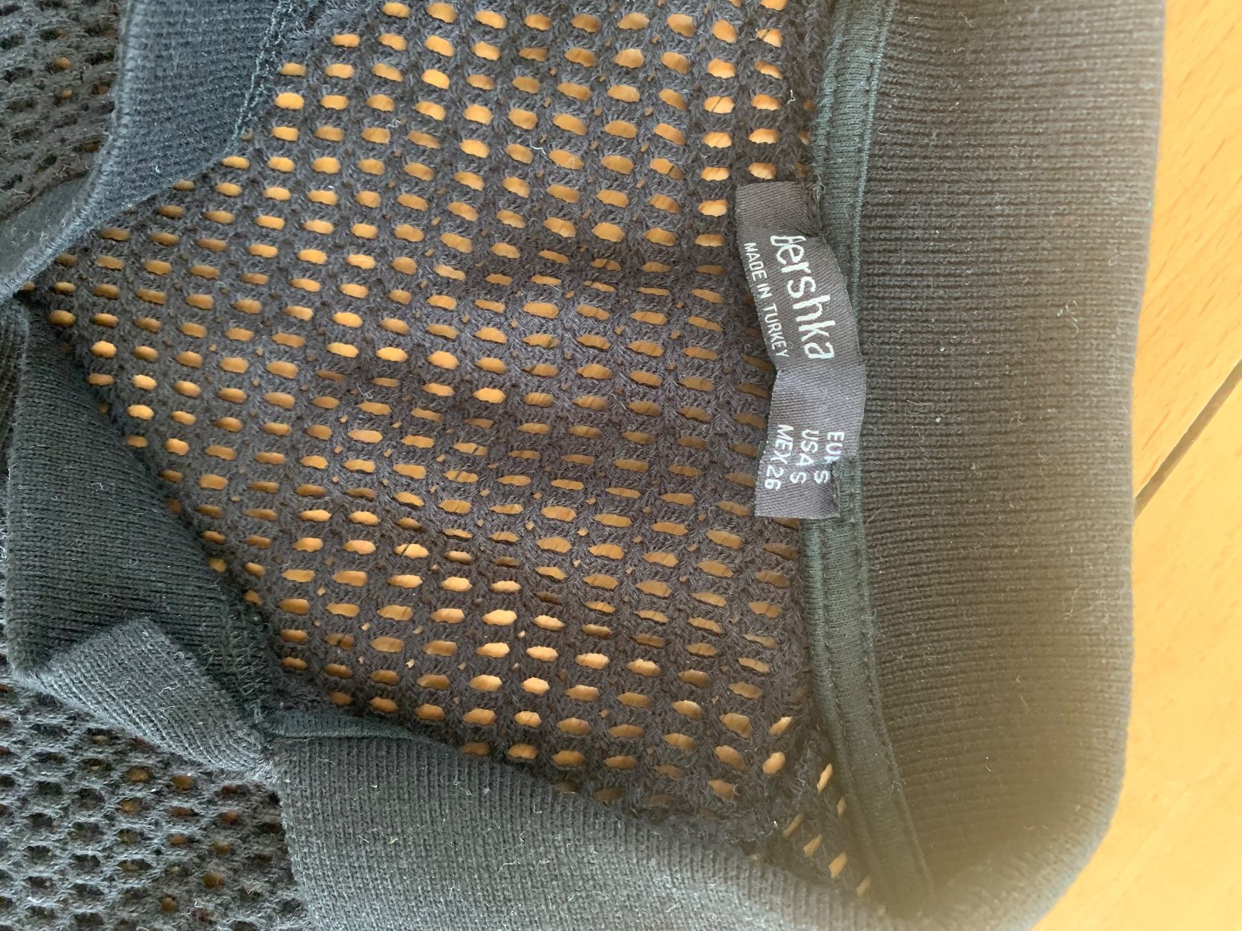 Top: Berska top noir filet taille S – Usato da Küssnacht am Rigi venduto da CALIFRASQUI 1