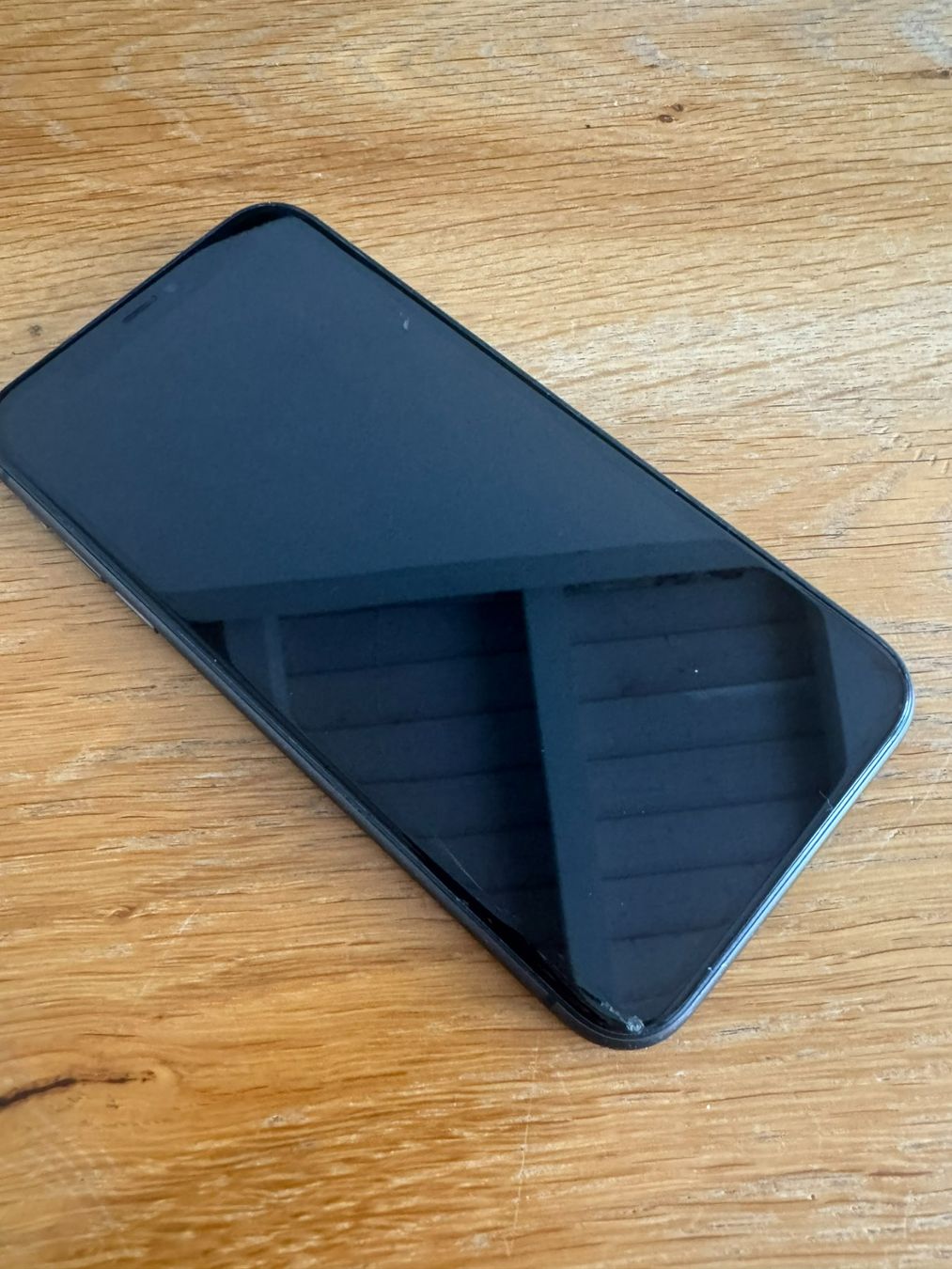 Apple Telefoni cellulari / Smartphones: Apple iPhone 11 Schwarz 64GB – Usato da Jona venduto da Zukl471