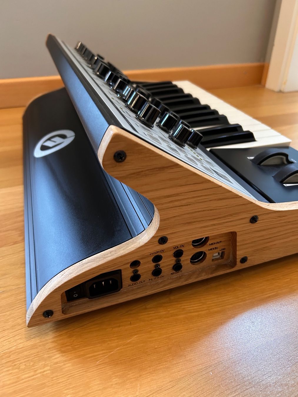 Moog Musikinstrumente: Moog Sub Phatty mit Holz-Sidepanels von "Too Many Synths" – Gebraucht aus St. Gallen von nic_p96r 6