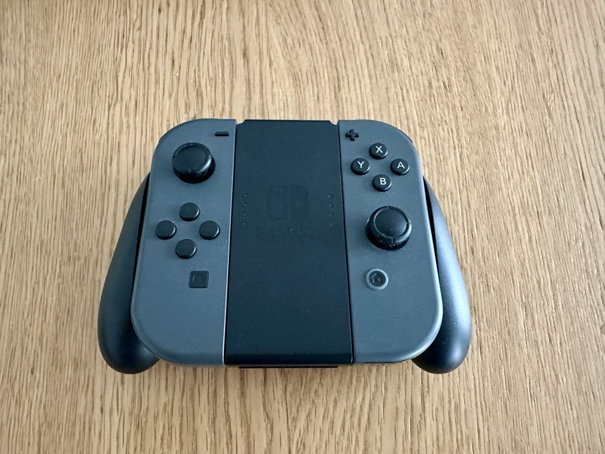 Nintendo Console: Nintendo Switch + 4 Controller + Dock + Tasche - Top Zustand – Usato da Basel venduto da rob_2mds 3