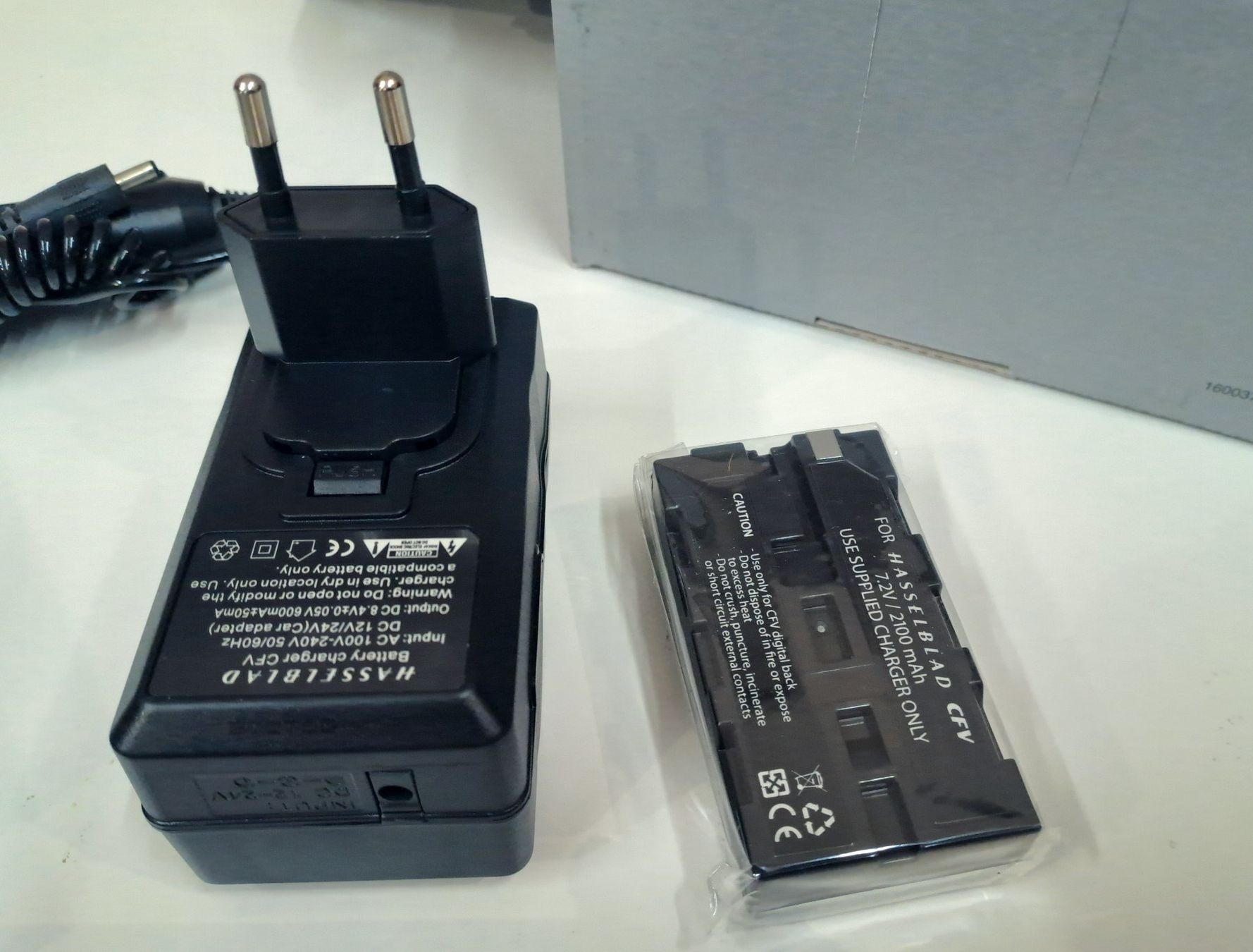 Altri Accessori: Hasselblad CFV battery & battery charger in box – Usato da Genève venduto da Blowupster 1