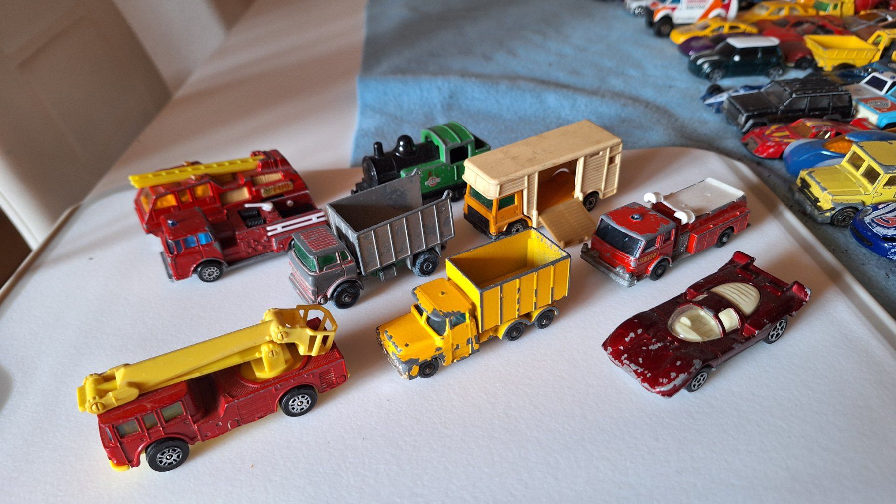 Jouets: Über 200 Spielzeugautos – D'occasion à Wilchingen par 80x120 6