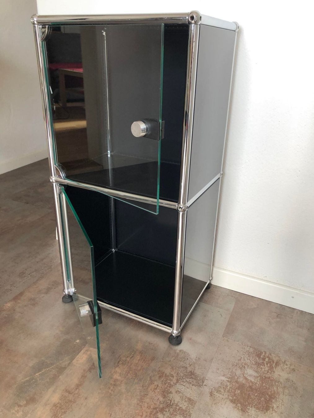 USM Scaffali: USM Haller Regal mit 2 Glastüren - Graphitschwarz – Usato da St. Margarethen TG venduto da Mac-PC 1