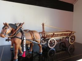 Handgeschnitzte Pferde mit Fuhrwagen