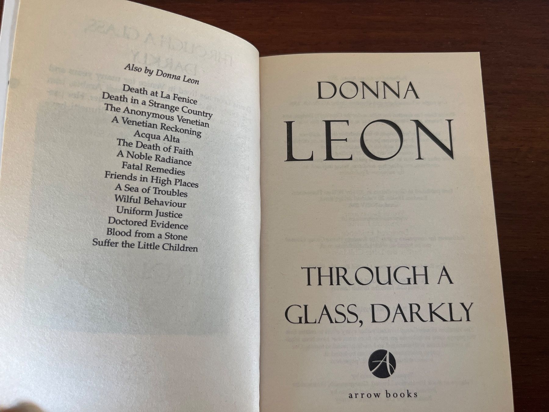 Bücher: Buch - Through a Glass, Darkly, Donna Leon, englisch – Gebraucht aus Luzern von Jiggy_8898 4