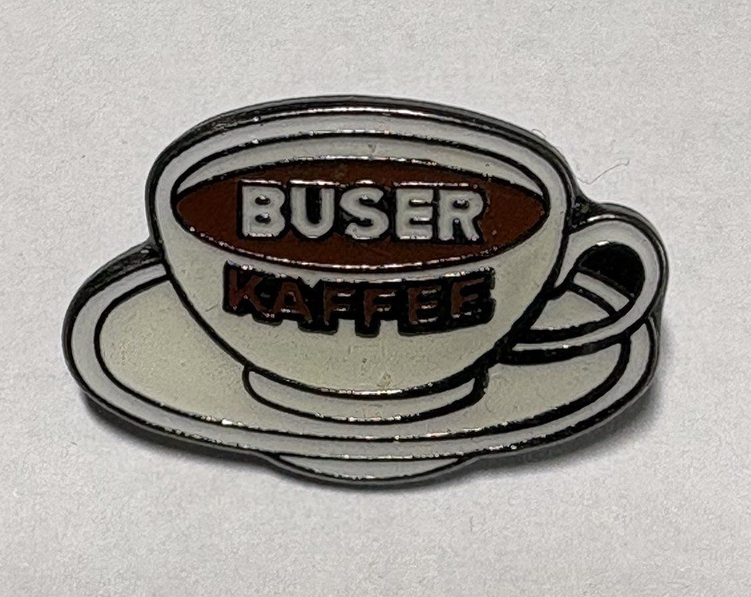 Plaketten & Abzeichen: Pin Anstecker Tasse Kaffee Buser – Gebraucht aus Basel von adl_6y8g