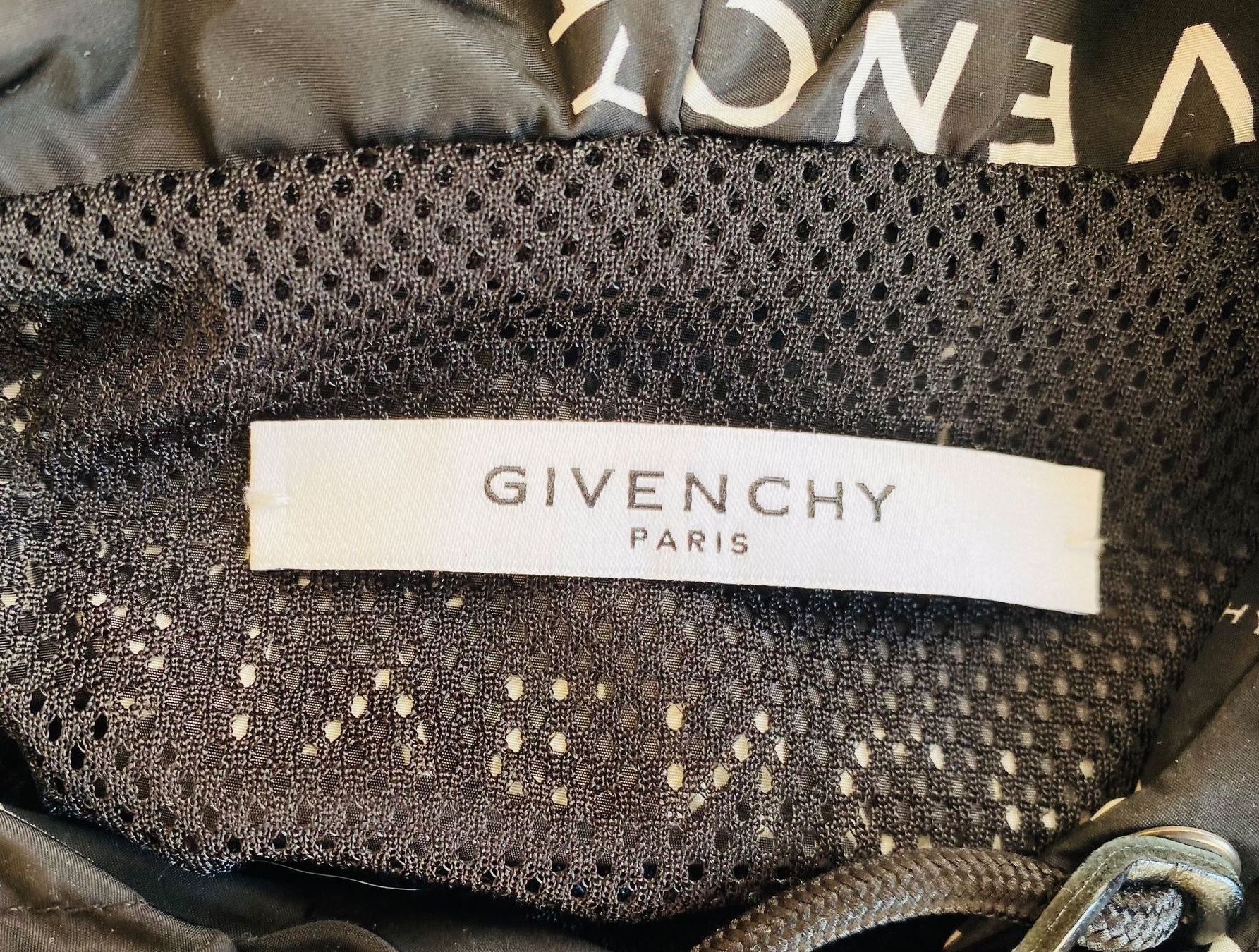 Givenchy Giacche: GIVENCHY Black All-Over Logo Windbreaker – Nuovo (secondo la descrizione) da Breitenbach venduto da lalaqu 4