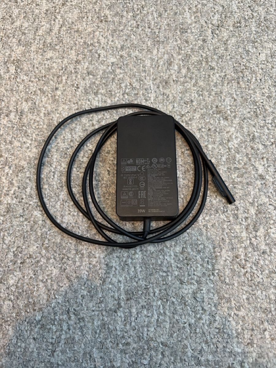 Microsoft Chargeur: Microsoft Surface 39W Ladegerät  – Défectueux à Kaltbrunn par Fefink