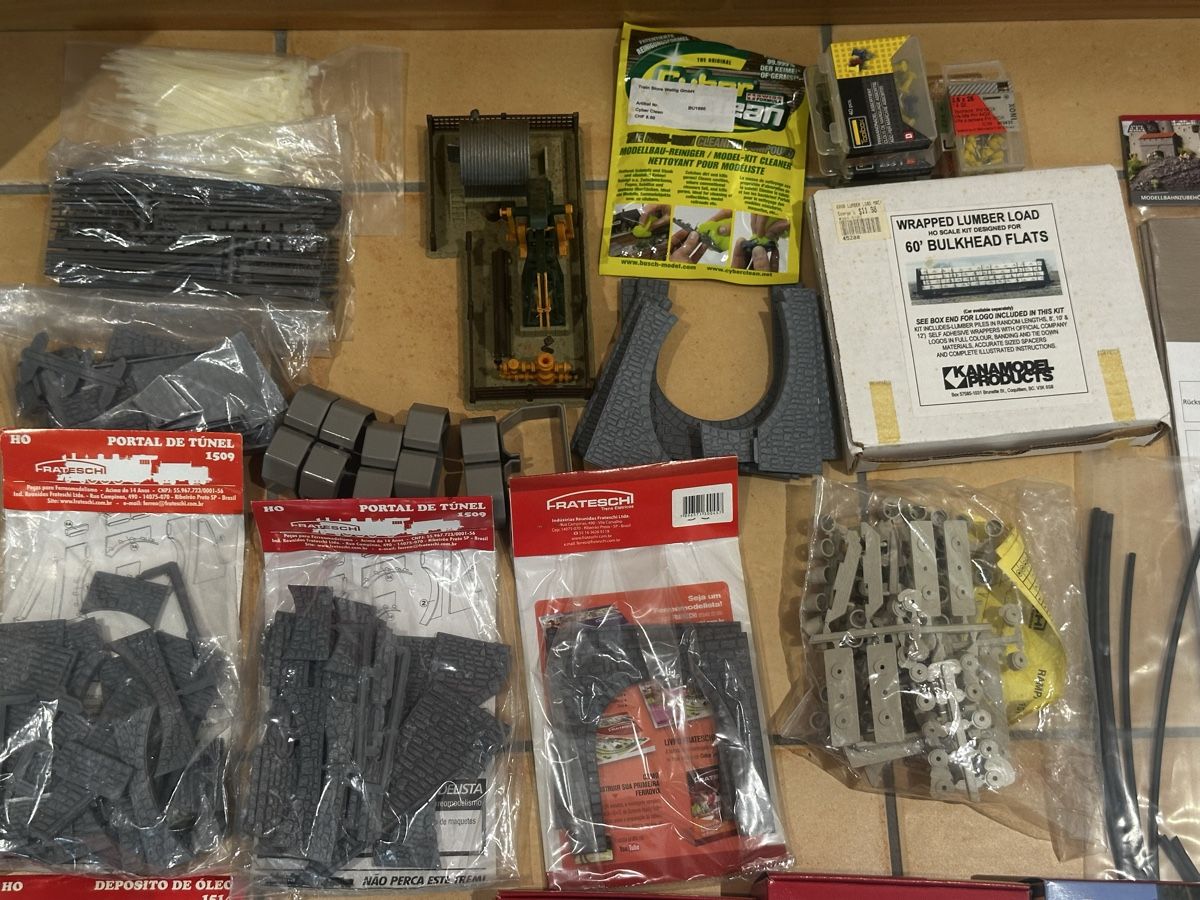 Modellini di ferrovie: Riesiger H0 Posten mit Häuser usw. NEUWARE ab 19.- – Usato da Sennwald venduto da HARO-Import 2