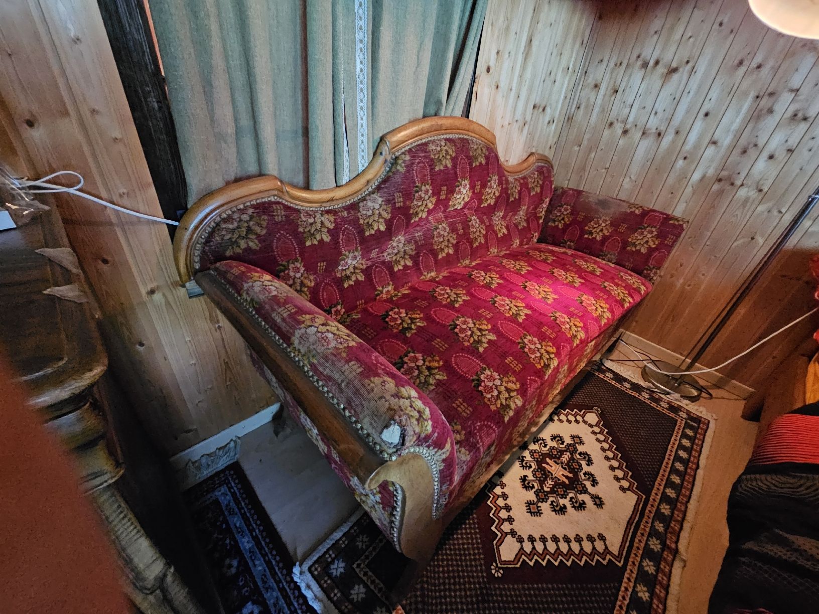 Sofas: Antikes Sofa  – Defekt aus Neu St. Johann von Gaga-2019