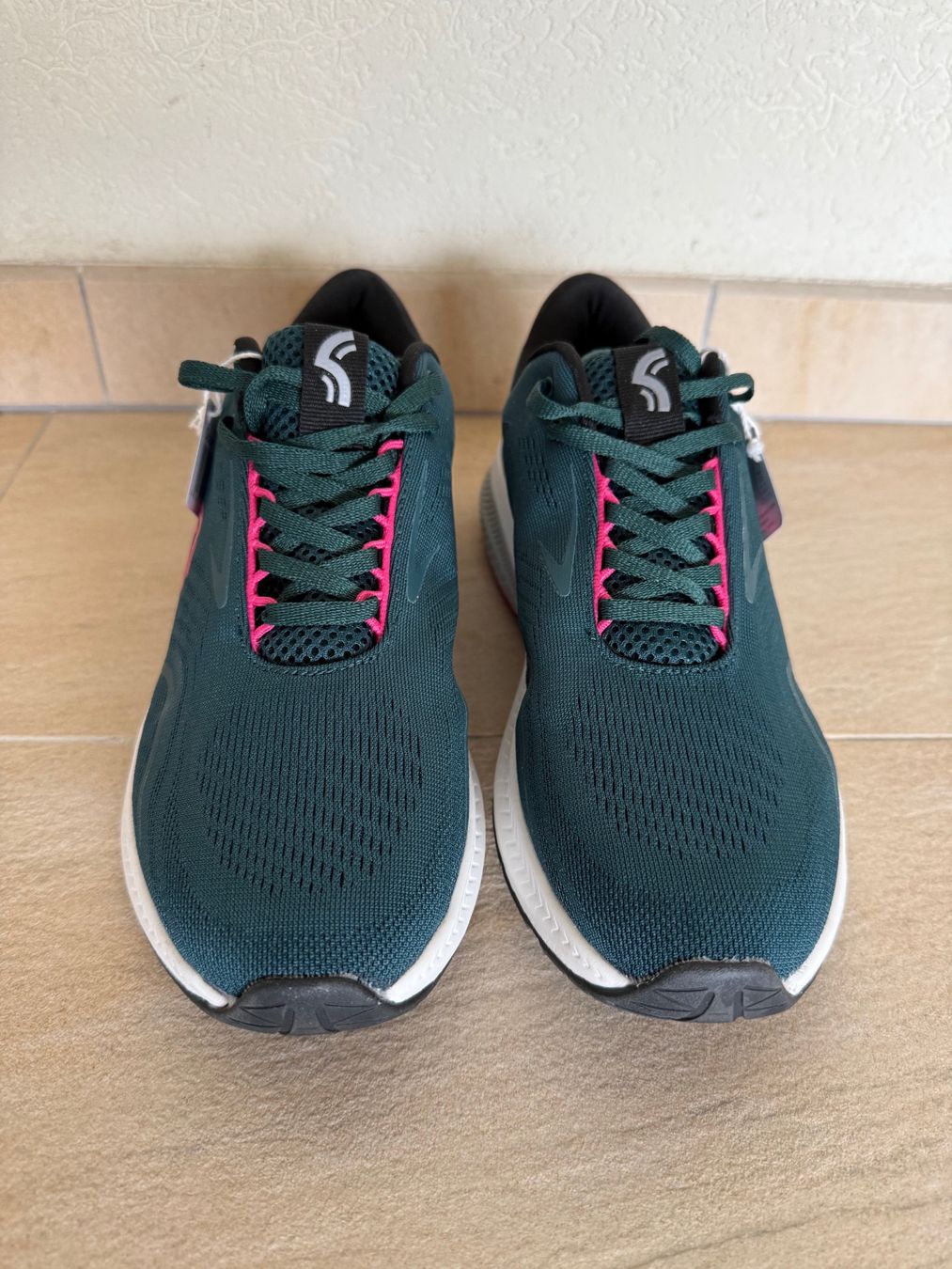 Damenschuhe: Baskets femme Crivit, p.40 – Neu (gemäss Beschreibung) aus St-Gingolph von GoldenKeys